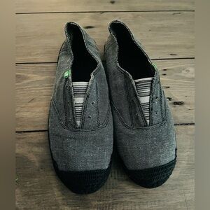 Sanuk Gray shies ladies size 6 NWOT